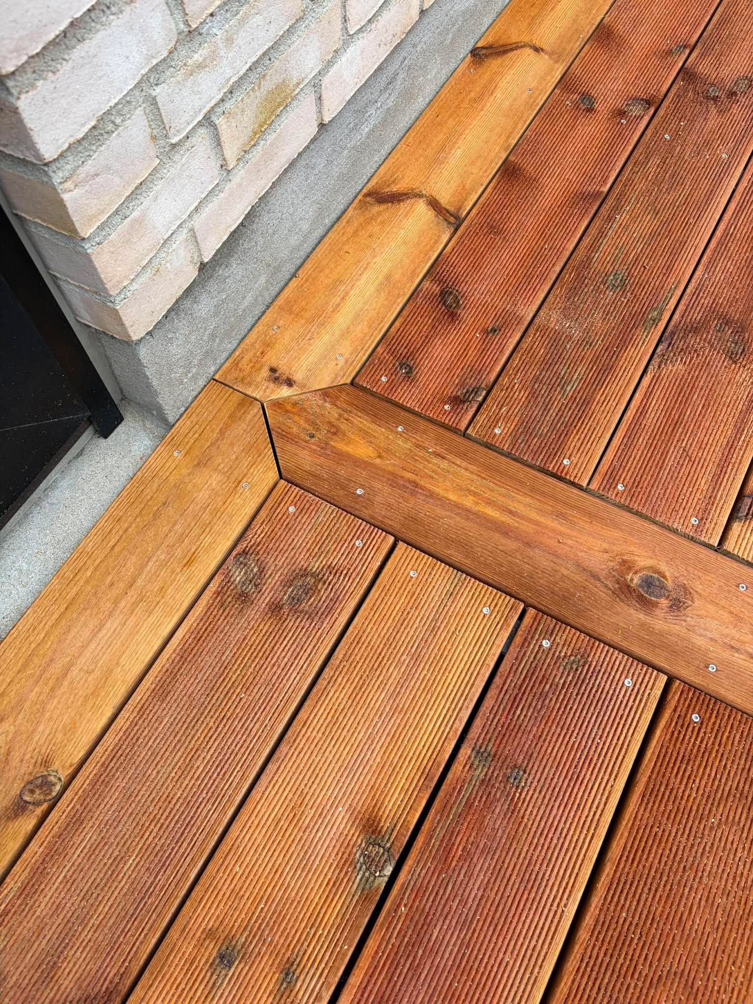 Detaljer og geringssamlinger på træterrasse